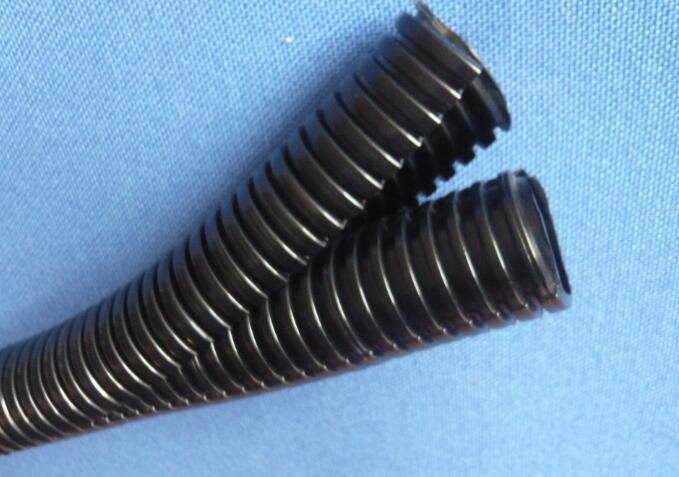 尼龙开口穿线波纹管是一种汽车级别的线束波纹管，重量轻，柔韧性好